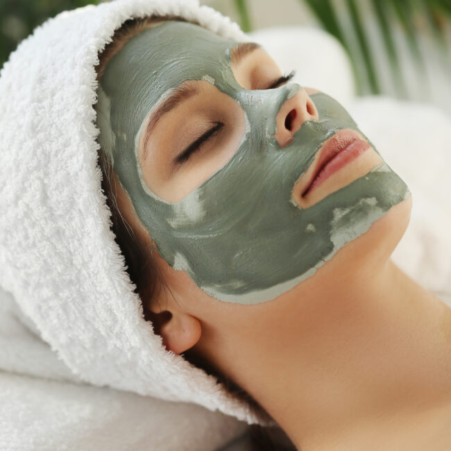 Prenota ora 7 woman receiving beauty treatment skin care