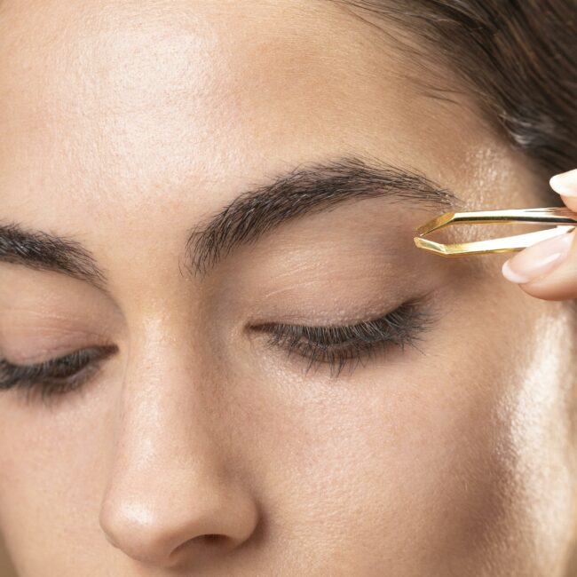 Prenota ora 4 woman taking care her eyebrows